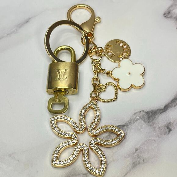 Louis Vuitton Lock & Key #316 with a Floral Charm Keychain | White & Rhinestone - Picture 1 of 5